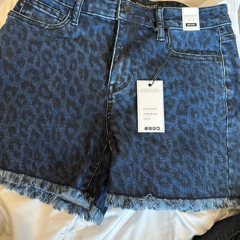 Judy Blue Mid Rise leopard print short